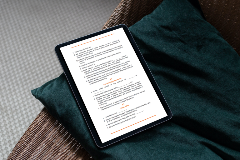 Obrazek iPad z umową najmu okazjonalnego na poduszce