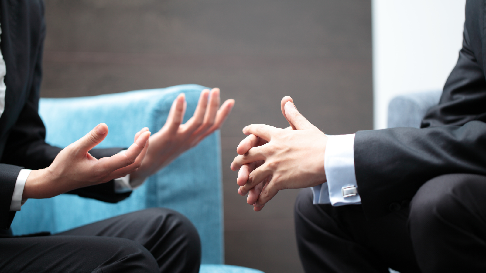 obrazek do posta ręce dwóch negocjujacych osob