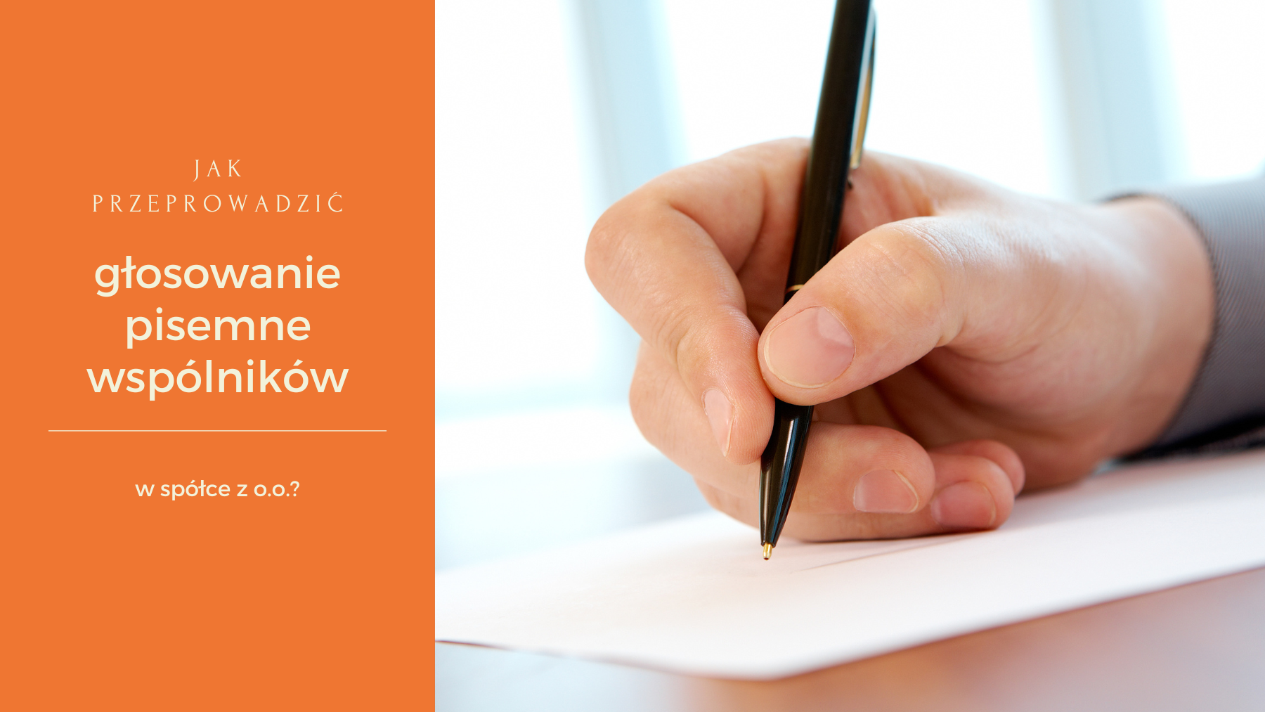 Głosowanie wspólników w trybie pisemnym dłoń trzyma długopis i podpisuje dokument obrazek do wpisu