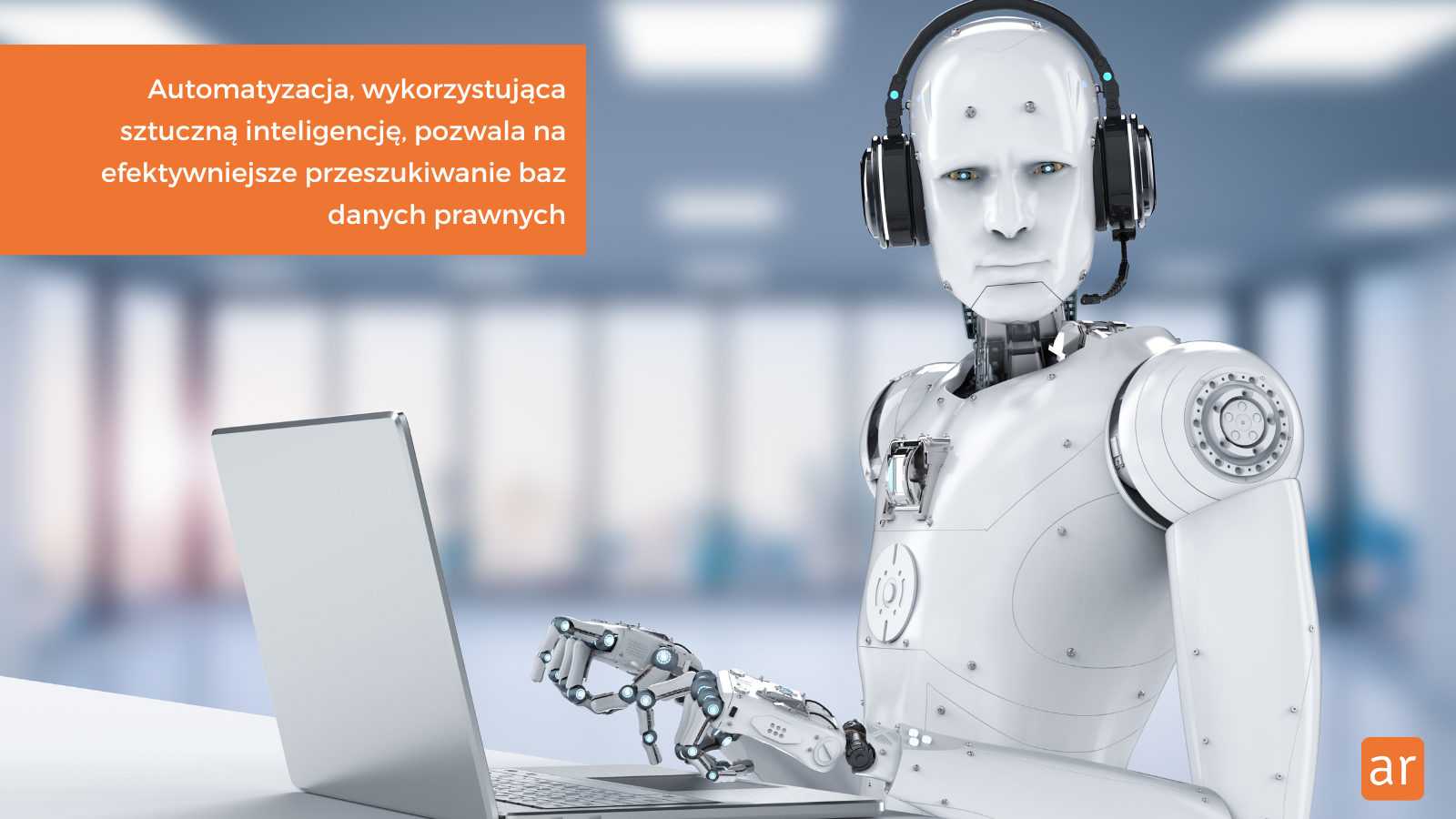 robot AI siedzi i pisze przy laptopie grafika do wpisu o automatyzacji procesów prawnych