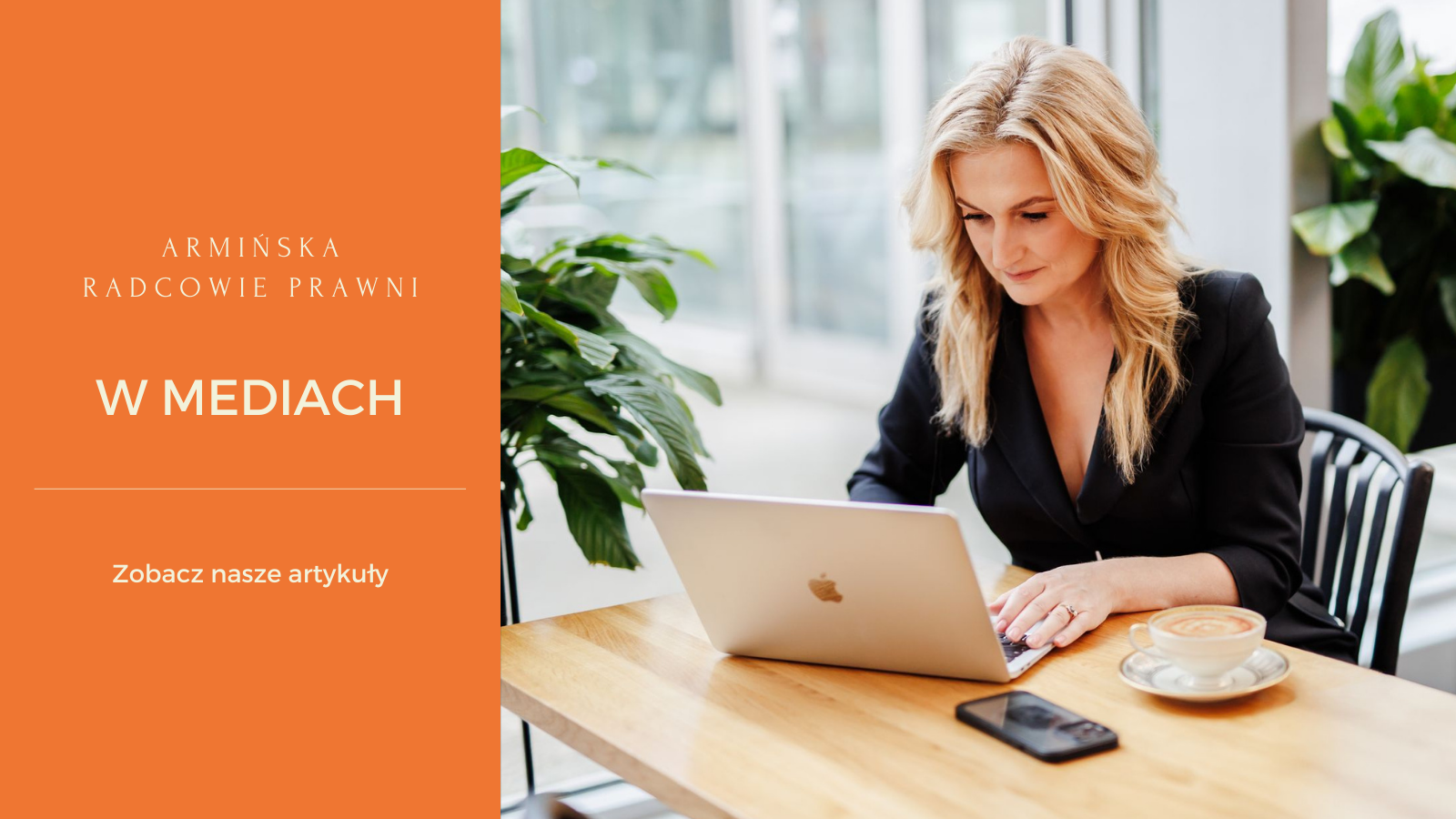 Katarzyna Armińska-Waszczyk pracuje przy biurku na laptopie