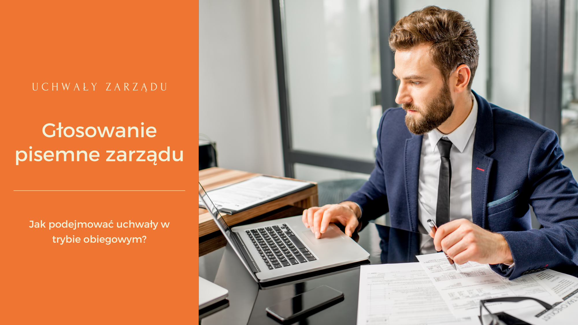 mężczyzna w garniturze przy biurku czyta na laptopie okładka do wpisu o pisemnym głosowaniu zarządu